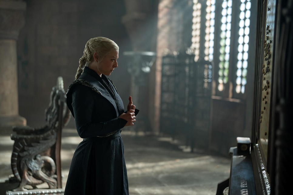 Hiába ül a trónon, Rhaenyra Targaryen egyáltalán nem nyugodhat meg