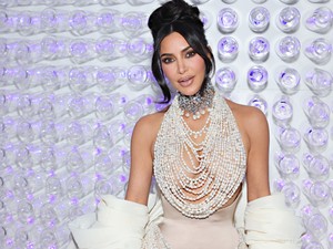 Kim Kardashian meztelenruhájáról nem tudjuk levenni a szemünket