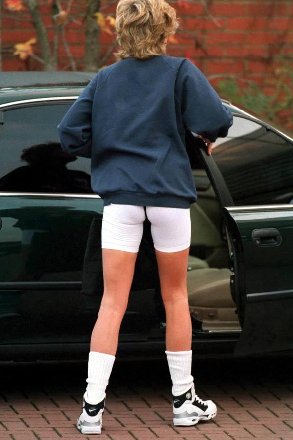 Divat volt ekkoriban a nadrág vagy harisnyanadrág fölött viselt bugyi. Lady Diana stílusikon volt a 90-es években, de a streccs edzőnadrág fölé vett fekete tanga nem nevezhető vonzó megoldásnak.