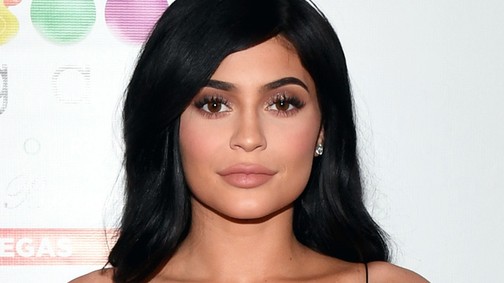 Sosem volt még ilyen színű Kylie Jenner haja