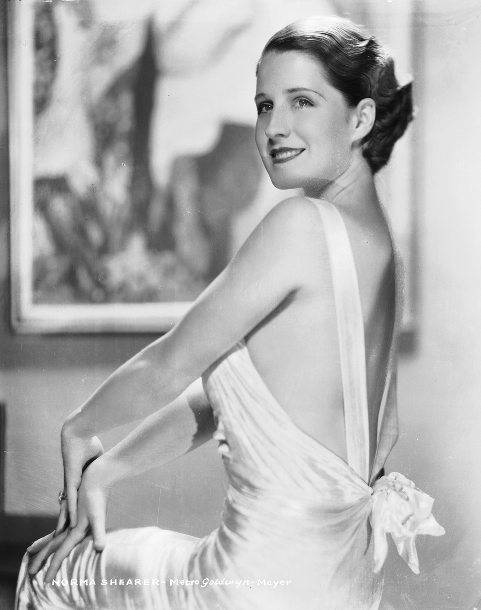 A 30-as években Norma Shearer kanadai származású színésznő is igazi divatdiktátornak számított, ezért természetesen ő sem hagyhatta ki ezt a kacér darabot. 