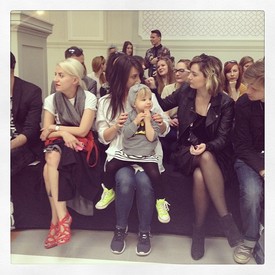 A GLAMOUR legfrissebb nemzedékének divatoktatását nem lehet elég korán kezdeni. Szkiba Irina stylist, Kökény Nikoletta divatszerkesztő, kislánya, Mimi, Nagy-György Bori és Horváth Gergő online szerkesztők Szegedi Kata bemutatóján.