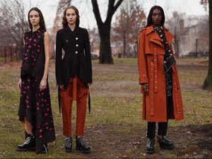 A Proenza Schouler transzenmű modelleket foglalkoztat új lookbook-jában