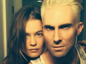 Adam Levine platinaszőkére váltott