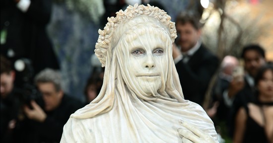 Heidi Klum bizarr jelmezben sokkolt a Met-gálán, élő szoborként vonult végig a vörös szőnyegen