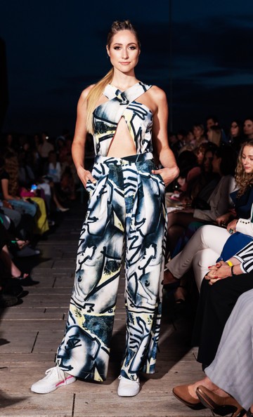 A La Dolce Vita divatbemutató modellje