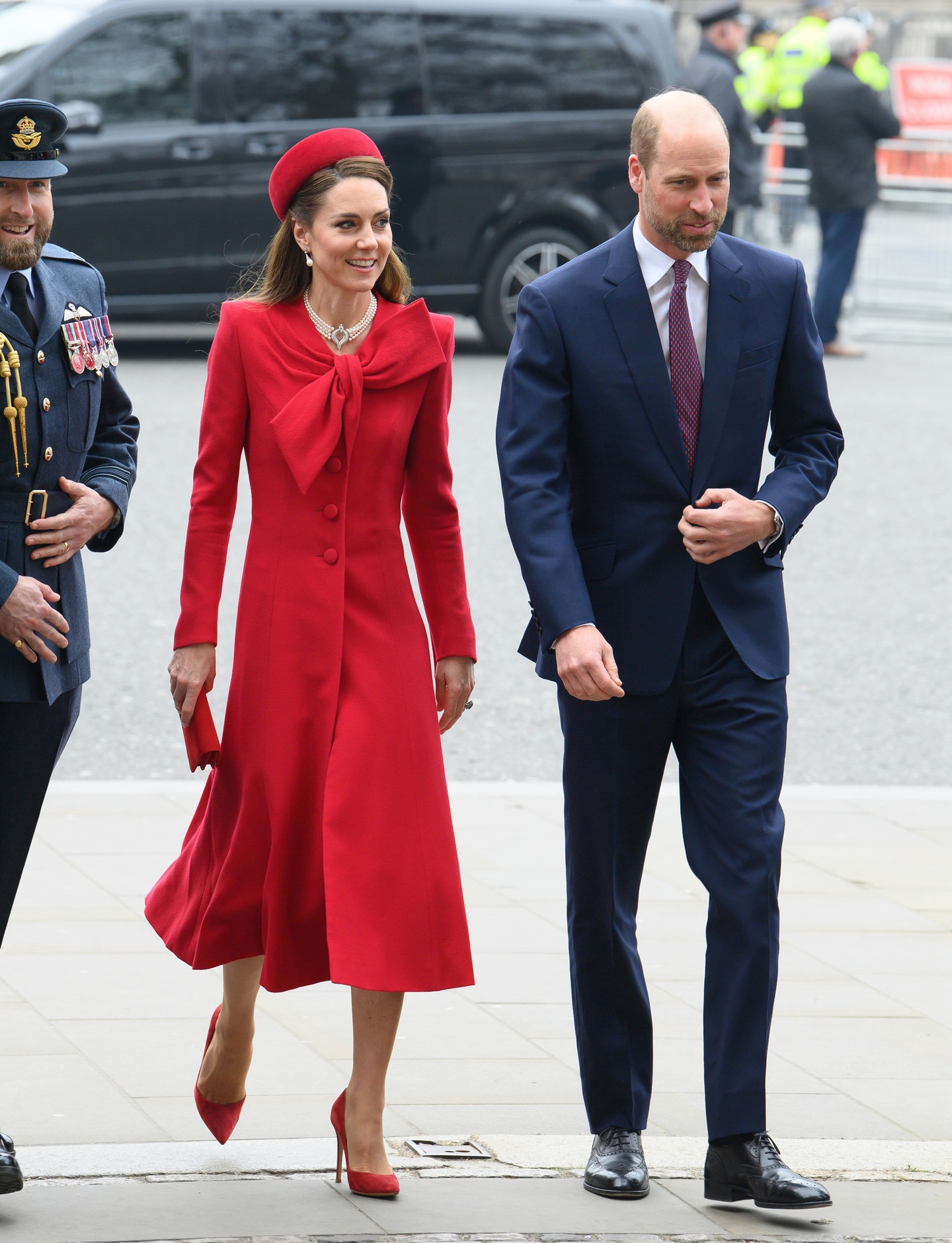 Katalin a Nemzetközösség napja alkalmából rendezett szentmisén tetőtől talpig pirosba öltözött. Az óriási masnival díszített Catherine Walker kabátjában és a hozzá passzoló magassarkújában azonnal magára vonzotta a tekinteteket. 