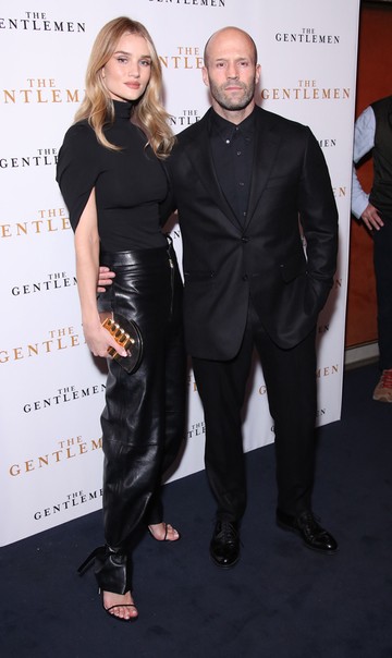 Rosie Huntington-Whiteley és Jason Statham csupán egy centi különbség van, de a vörös szőnyeges megjelenéseknél a magas sarkú még jobban kihangsúlyozza a különbséget. 2010 óta alkot egy párt a modell és a színész. 