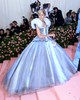 Zendaya - szó szerint - ragyogó Tommy Hilfiger Hamupipőke ruhájának elkészítéséhez 20 szénszálas rúdra, öt akkumulátorra és 40 méternyi LED-lámpára volt szükség. A 2019-es Met-gála egyik legemlékezetesebb kreációja volt. 