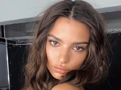 Emily Ratajkowski csak úgy meztelenül kiállt az erkélyre 