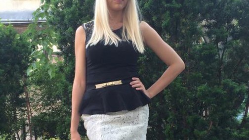 Fontos megbeszélésre megy a divattervező