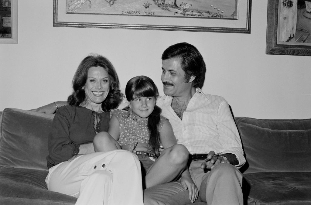 Itt már édesanyja, az amerikai származású Nancy Dow is látható. Öröm ránézni erre a kedves családi képre!