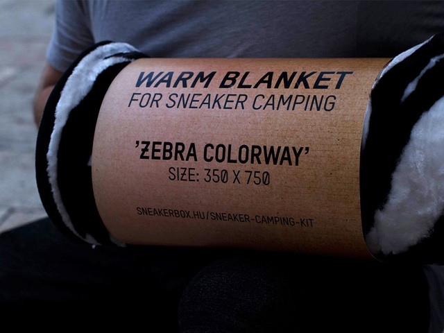 Külön campingfelszerelést gyártottak a drága cipőkért sorban álló tiniknek