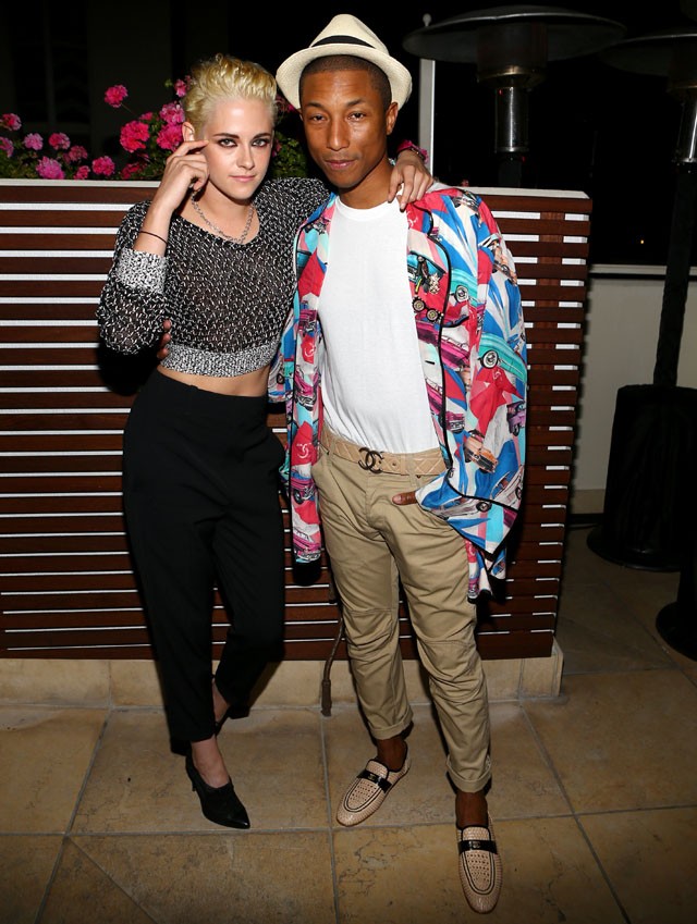 kristen stewart, chanel, táskák szem, karikás szem, parti, fiús frizura, fiús ruha