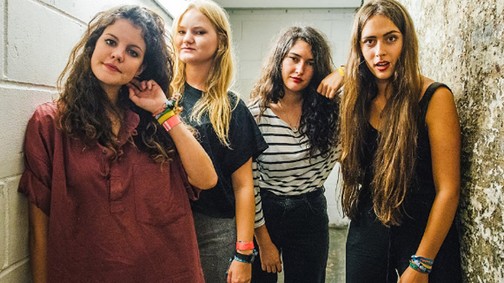 Csak egy szám: 4 spanyol csaj, tengerpart, punk - minden tökéletes!