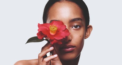 A luxus és az ökotudatos szemlélet találkozása: Itthon is elérhető a Chanel N°1 bőrápoló termékcsalád