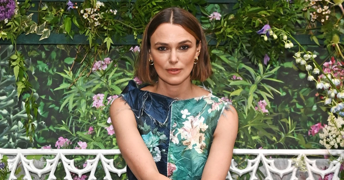 Keira Knightley meztelenruhája hétköznapi kötött pulcsinak indul, majd pucérruhává változik