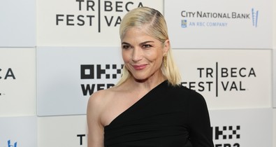 Selma Blair az egész világnak leckét adott élni akarásból, súlyos betegsége ellenére is ragyog a vörös szőnyegen