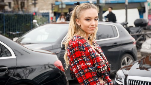 Sydney Sweeney egy laza hétköznapi szettel bedobta az év papucsát