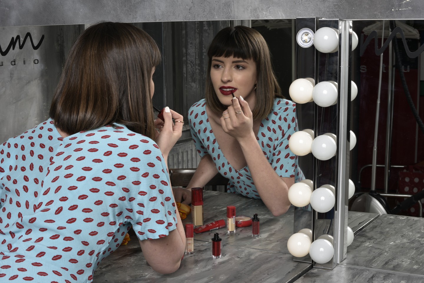 A GLAMOUR nagyköveti programunkkal olyan hiteles és inspiráló személyiségeket gyűjtünk magunk köré, akik nemcsak a stílusukkal, hanem az értékrendjükkel is képviselik a magazin szellemiségét. Számunkra ők nem csupán kampányarcok, hanem a GLAMOUR közösségének hangjai, akikkel közösen mutatjuk meg nektek, hogyan lehet valaki egyszerre sikeres a hivatásában, tudatos a mindennapjaiban és bátor az önkifejezésben. 