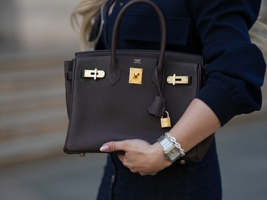 Csillagászati összegért kelt el a világ első Birkin táskája, ami magáé Jane Birkiné volt