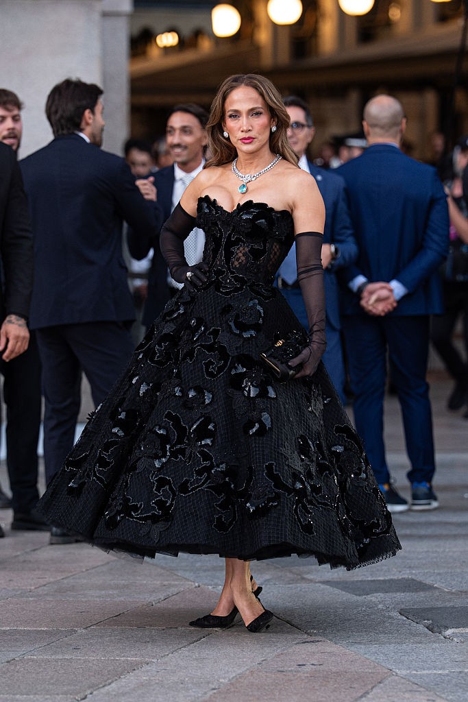 Jennifer Lopez egy egyedi tervezésű, 1950-es évek ihlette, drámai Dolce & Gabbana estélyiben érkezett a Vogue World bemutatójára, amit fekete, áttetsző operakesztyűkkel és egy  74 karátos Dolce & Gabbana gyémánt nyaklánccal egészített ki. 