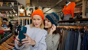 Aranykorát éli a használt ruhák világa, tombol a pre loved forradalom, a Z generáció diktálja a trendeket