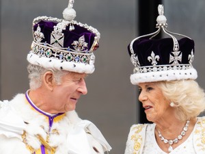 Bosszú vagy véletlen? Erzsébet királynő Kamilla és Károly esküvőjén viselt ruhaválasztása a mai napig feladvány