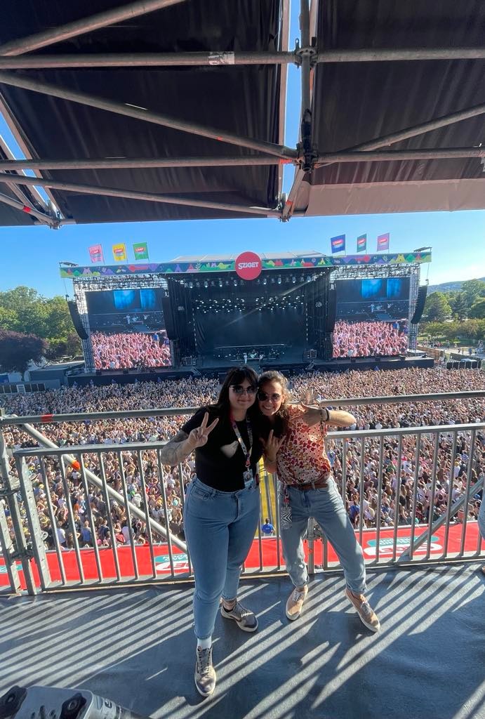 Marosi Nikolett (balra) és Chloe, az advancing team vezetője a 2023-as Sziget Fesztiválon