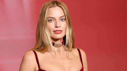 Margot Robbie káprázatos meztelenruhában pózolt a vörös szőnyegen, csupán zsinórok takarták a testét
