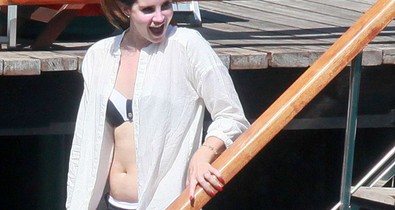 Lana Del Rey bikiniben nagyon vidám