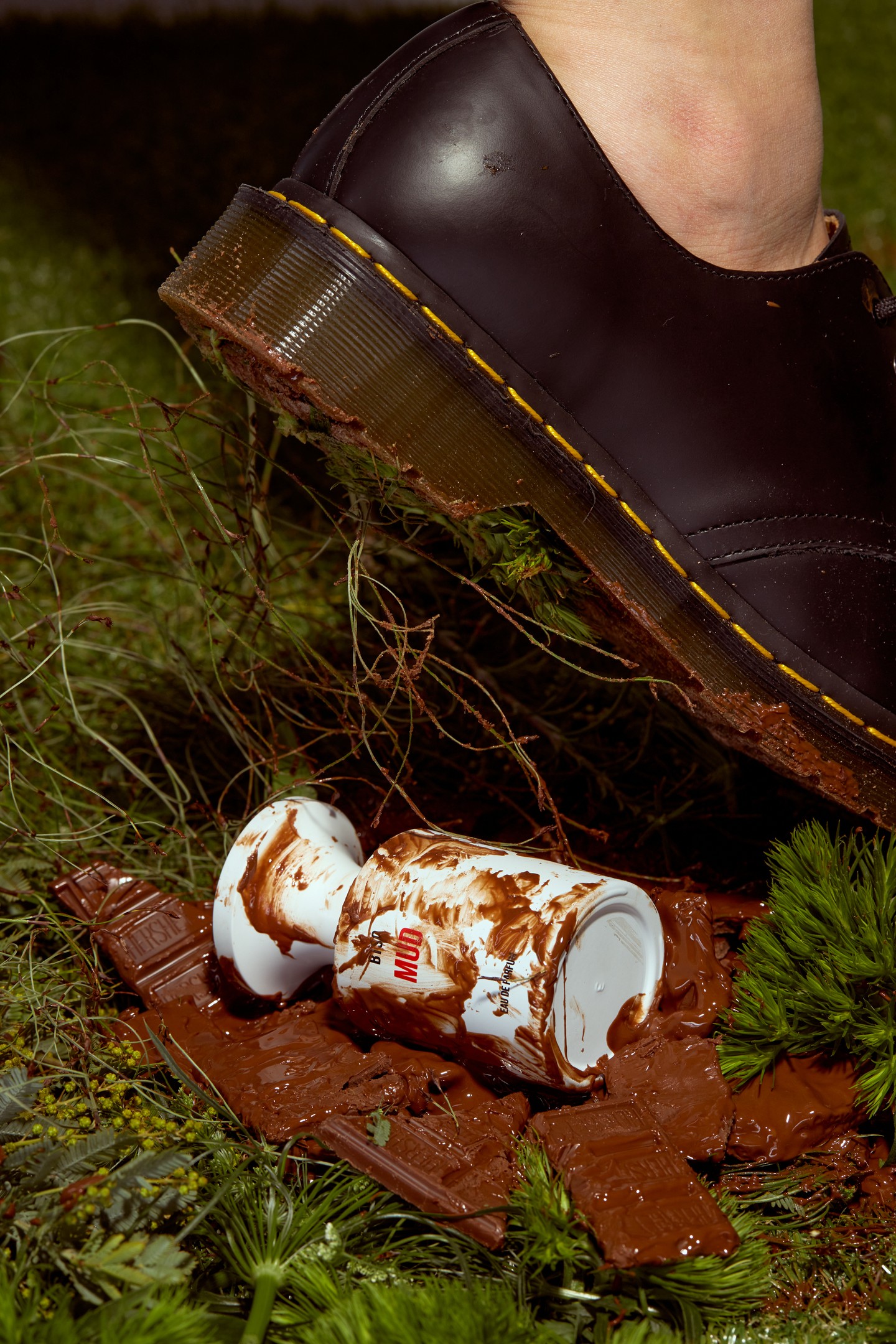 Az esőben átitatott nedves fű illata, halvány földes illat.