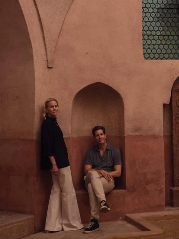 Stephen de Heinrich de Omorovicza Budapesten élt, ahol megismerkedett jövendőbeli feleségével, Margarettel, aki az amerikai nagykövetség kabinetfőnöke volt.  A budapesti fürdőkultúra gyógyhatásaitól megihletve alapították meg az Omorovicza márkát, azzal a céllal, hogy a termálvizek rejtegette lehetőségeket - a rituálét, az élményt, az hatékonyságot - mindenki számára elérhetővé tegyék. Egy bőrgyógyászati laboratórium segítségével Margaret és Stephen kifejlesztették és szabadalmaztatták az Omorovicza gyógyító koncentrátumát, és 2006-ban elindították a márkát.