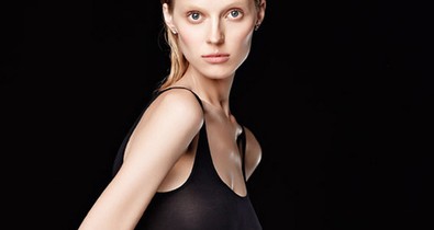 Várandósan vetkőzött a modell