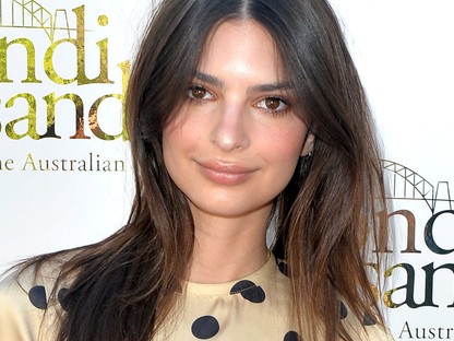 Emily Ratajkowski vörös haja ultradögös