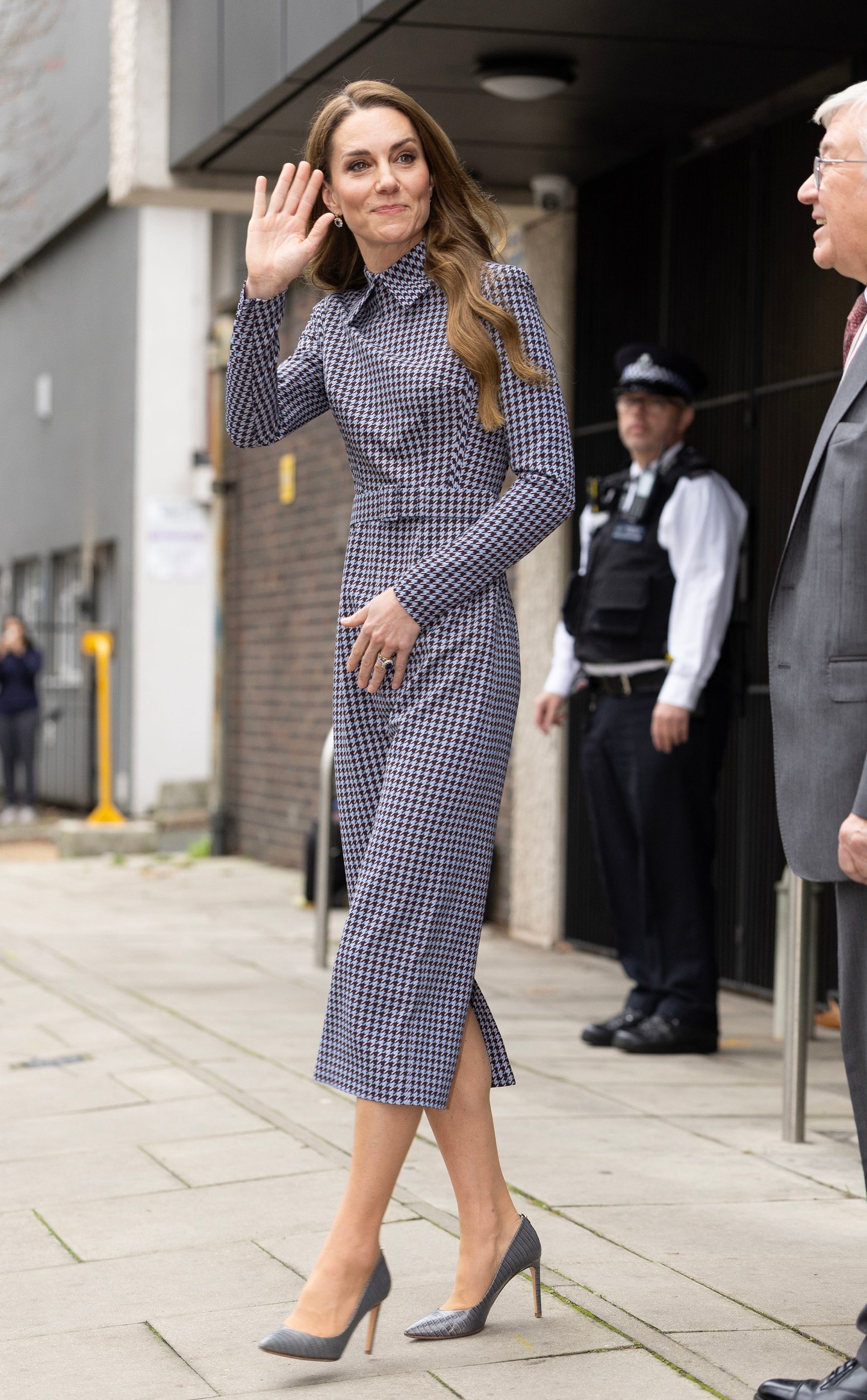 Az Anna Freud jótékonysági szervezetnél tett látogatása során egy Emilia Wickstead midiruhában jelent meg, amely egyszerre volt elegáns és kifinomult, szűk fazonjának és felsliccelt szoknyájának köszönhetően mégis sejtelmes. 