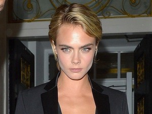 Ilyen lett volna, ha Csengetett, Mylord? Cissy-je ott van a királyi esküvőn