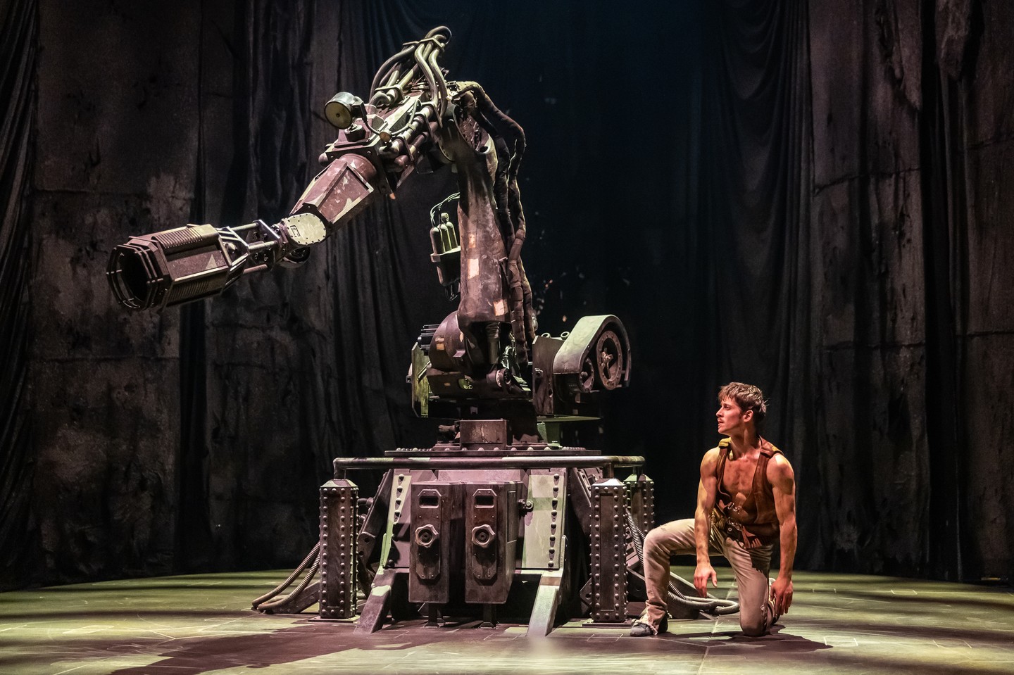 A Millenáris brutalista tereiben a Recirquel életre kelti Dido és Aeneas mitikus szerelmét – cirkusz, tánc és rituálé határán