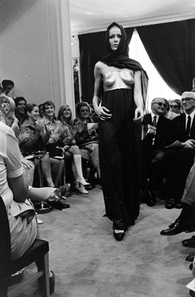 Az újraalkotást Yves Saint Laurent 1969-es őszi haute couture kollekciója ihlette, amelyben a tervező a francia szobrásszal, Claude Lalanne-nal együttműködve alkotta meg az eredeti megjelenést.