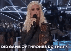Katy Perry Daenerys Targaryennek öltözve vezette a díjátadó műsorát!
