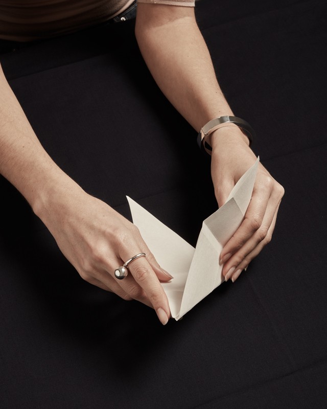 Ezüstköves gyűrű 21000, vastag karperec 39000 Ft