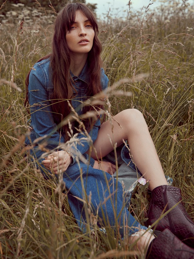 A szezon favoritja a farmer: inspirációk, hogy stílusosan viseld ősszel is