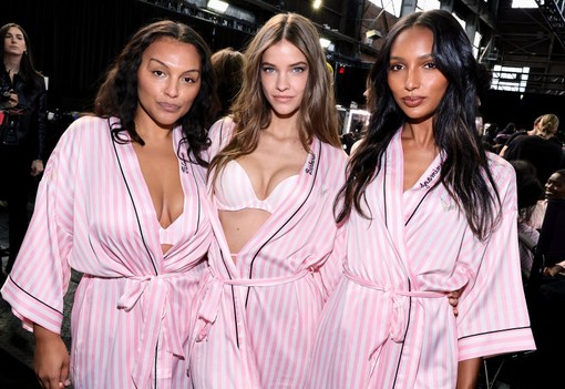 A Victoria's Secret show afterpartiját elárasztották a meztelenruhák: Palvin Barbara és Alessandra Ambrosio is aprócska ruhában bulizott