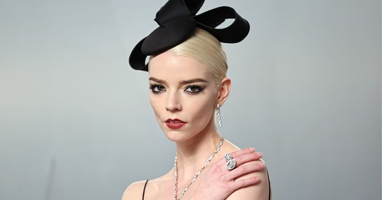 Anya Taylor-Joy melltartó nélkül viselt pucérruhát, csak úgy ordít a szettjéből a meztelenség
