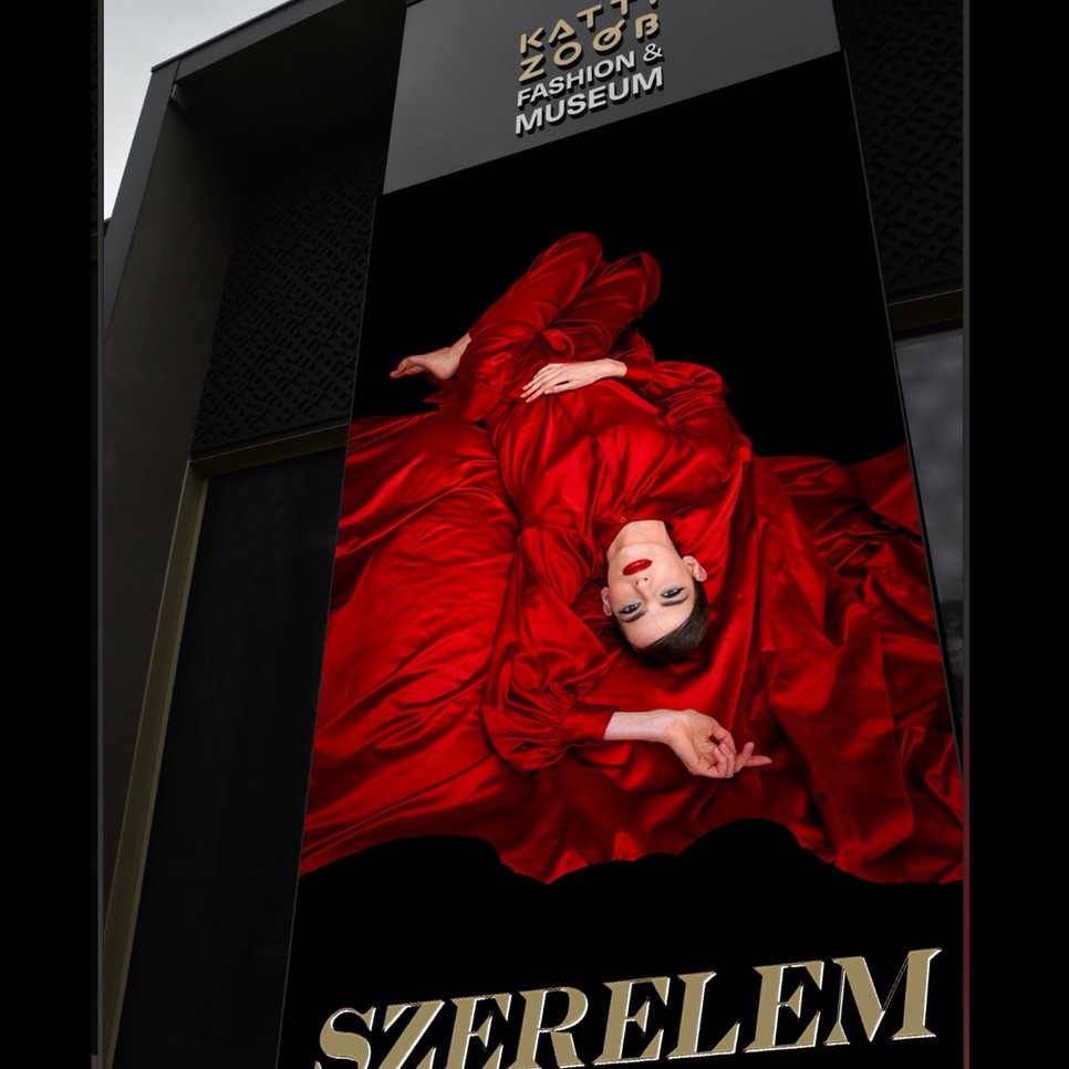 A szerelem nemcsak érzés, hanem állítás – a Zoób Kati Fashion & Museum épületét betöltő vörös alak a vágy és elegancia ikonja