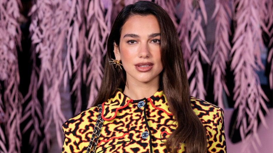 Dua Lipa imádja a merész szetteket