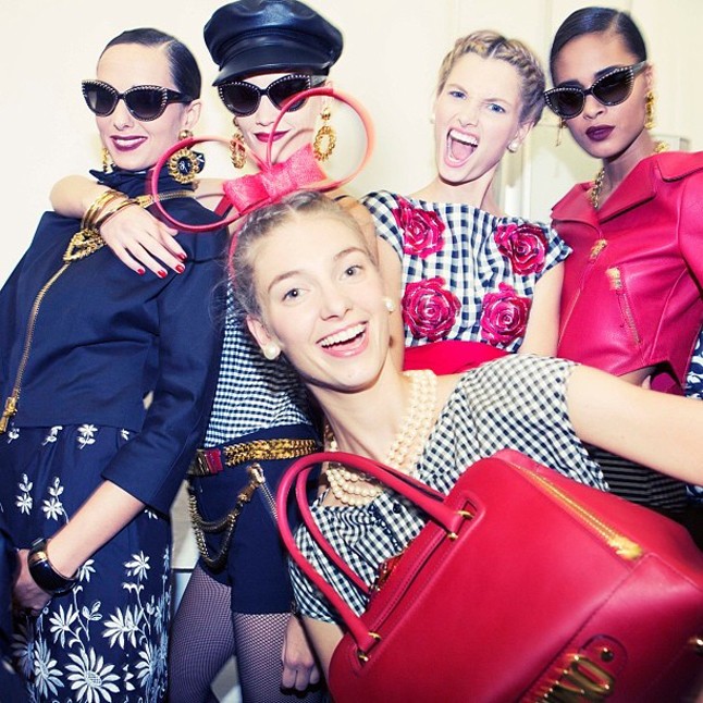 Vidám modellek a Moschino backstage-ben.