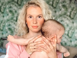 Marge még szoptatás közben is trendi szettet visel