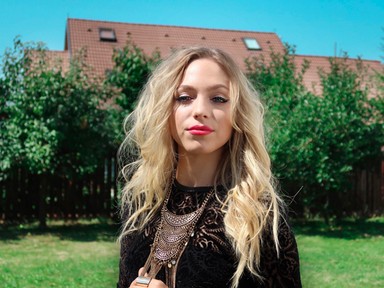 Ilyen ultradögös szettben koncertezik Szőcs Renáta