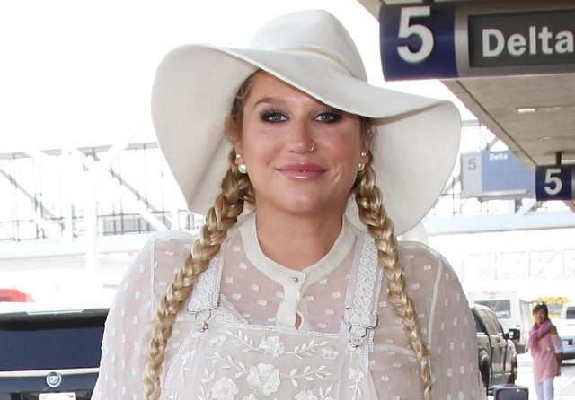 kesha, plasztikai műtét, mell, mellei, bikini, instagram, bikiniben, mellműtét, mellnagyobbítás